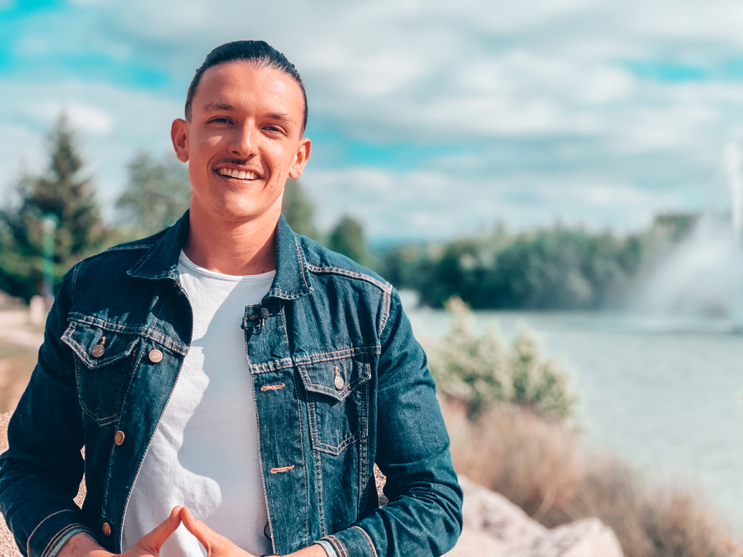 SE TOUCHER LES OREILLES SIGNIFICATION NON VERBALE (analyse)